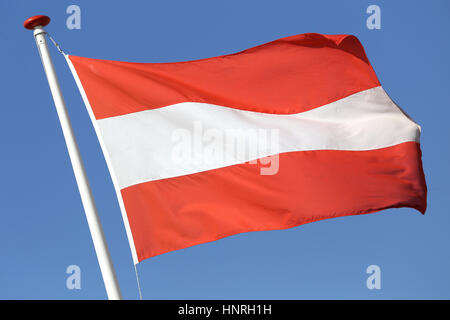 Bandiera austriaca battenti nel vento Foto Stock