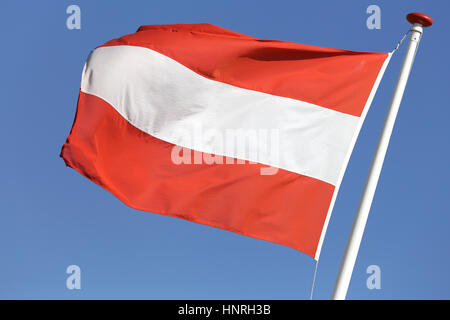 Bandiera austriaca battenti nel vento Foto Stock