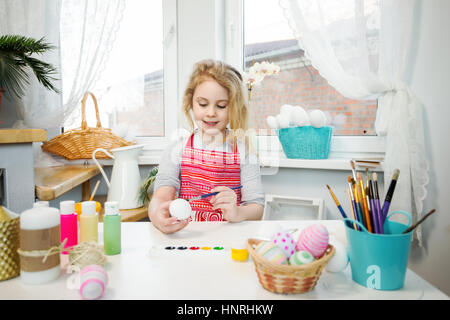 Bimba bionda uova di colorazione per vacanze di Pasqua a casa Foto Stock