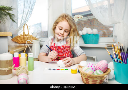 Bimba bionda uova di colorazione per vacanze di Pasqua a casa Foto Stock