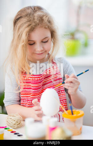 Bimba bionda uova di colorazione per vacanze di Pasqua a casa Foto Stock