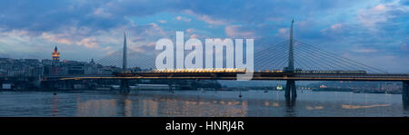 ISTANBUL Turchia - 5 novembre 2015 : metro Halic bridge Foto Stock