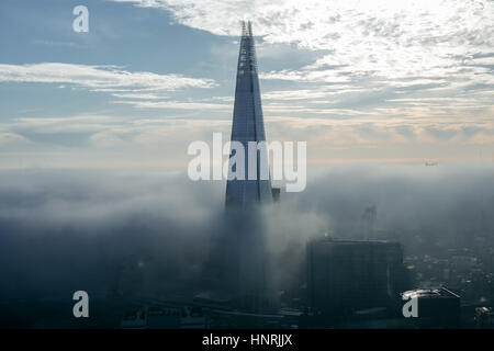 La città e di Shard, il più alto edificio in Londra, Regno Unito, consumati dalla nebbia. Foto Stock