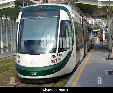 KAOHSIUNG, Taiwan -- 29 GENNAIO 2017: Il nuovo Kaohsiung light rail sistema tranviario, che di recente ha iniziato le operazioni di parziale. Foto Stock