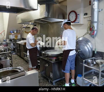 KAOHSIUNG, Taiwan -- Luglio 24, 2016: due cuochi prepara a Coltello tagliare tagliatelle, un piatto tradizionale da nord-ovest della Cina. Foto Stock