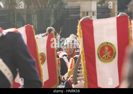 La cerimonia del cambio della guardia del Battaglione guardia presidenziale, nel palazzo di Nariño, casa presidenziale. Foto Stock
