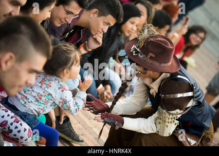 Steampunk costume. Teatro di strada. Ciudad Teatro. Mundo Aventura. Foto Stock