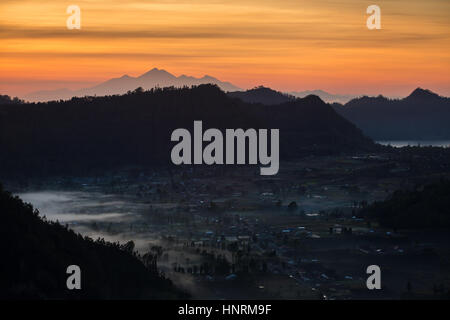 Sunrise oltre la caldera del vulcano Batur in Bali, Indonesia. Foto Stock