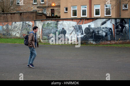 Fiume Kelvin scene passerella vicino alla zona di Kelvinbridge stazione della metropolitana murales Foto Stock