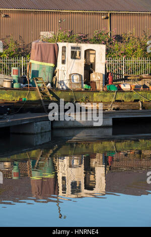 Barche e ormeggi in mattina presto la luce in corrispondenza di monaci bacino prato vicino a Gloucester su Gloucester & Nitidezza Canal Foto Stock