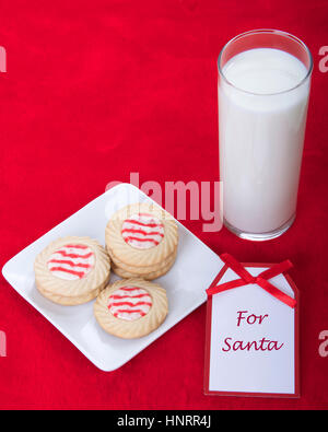 Candy Cane strippato aroma di menta piperita sugar cookie su una piastra con un bicchiere di latte. Nota tag messaggio dice per santa Foto Stock