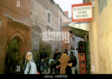 Street vietato per non musulmano in modo alla moschea, Marrakech, Marocco. Foto Stock