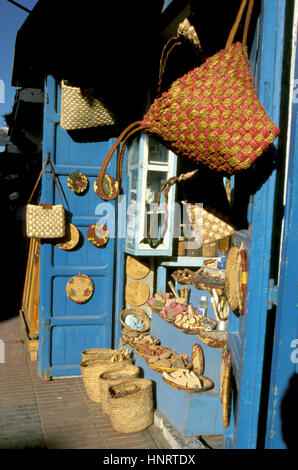 Negozio di souvenir nel souk all'interno della Medina di Essaouira Costa Atlantica, Marocco, Africa Settentrionale, Africa Foto Stock
