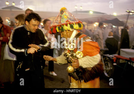 Il tradizionale 'Acqua Sellers' in Piazza Jemaa El Fna a Marrakech, Marocco. Foto Stock