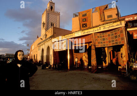 Caffetterie e ristoranti sulla piazza Djemaa el Fna a Marrakech, Marocco Foto Stock