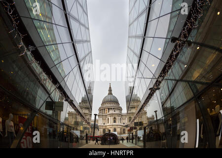 St Pauls Cathedral view e riflessioni visto da un nuovo cambiamento, London, Regno Unito Foto Stock