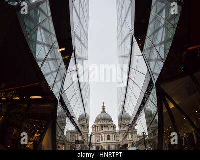 St Pauls Cathedral view e riflessioni visto da un nuovo cambiamento, London, Regno Unito Foto Stock