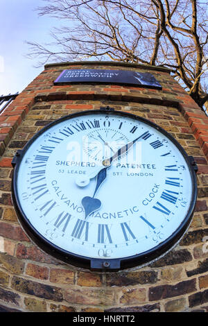 Il pastore orologio porta fuori il Royal Observatory di Greenwich in Greenwich, Londra Foto Stock