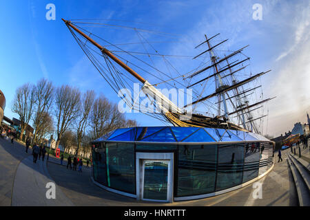 Fish Eye lens vista del Cutty Sark Clipper Ship exerior e ingresso visitatori in Royal Greenwich, Londra Foto Stock