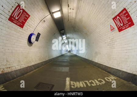 Fish Eye lens vista del Greenwich Foot tunnel, che collega Royal Greenwich con l'Isle of Dogs, Londra. Lunga esposizione. Foto Stock