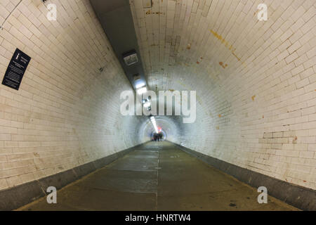 Fish Eye lens vista del Greenwich Foot tunnel, che collega Royal Greenwich con l'Isle of Dogs, Londra. Lunga esposizione. Foto Stock