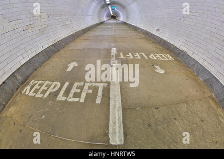 Fish Eye lens vista del Greenwich Foot tunnel, che collega Royal Greenwich con l'Isle of Dogs, Londra. Lunga esposizione. Foto Stock