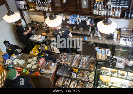 Caffe Nero - coffee shop i dipendenti al lavoro - Leeds, Regno Unito Foto Stock