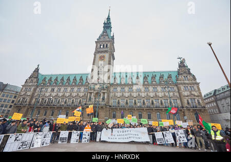 Amburgo, Germania. Xi Febbraio, 2017. I manifestanti tenere premuto su banner di fronte allo storico municipio di Amburgo, Germania, 11 febbraio 2017. Una coalizione di tedesco e Organizzazioni afghane in tutta la Germania stanno protestando contro le espulsioni collettive per l'Afghanistan. Foto: Georg Wendt/dpa/Alamy Live News Foto Stock