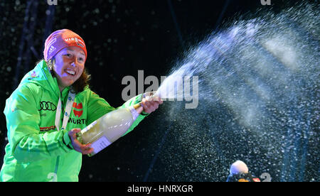 Hochfilzen in Austria. 15 Feb, 2017. Il tedesco campione del mondo Laura Dahlmeier celebra dopo la concorrenza nel 15 chilometro donne singoli evento al Campionato mondiale di Biathlon Hochfilzen in Austria, 15 febbraio 2017. Foto: Martin Schutt/dpa-Zentralbild/dpa/Alamy Live News Foto Stock