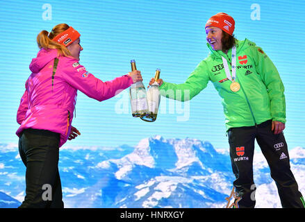 Hochfilzen in Austria. 15 Feb, 2017. Il tedesco campione del mondo Laura Dahlmeier (r) e secondo posto atleta ceca Gabriela KOUKALOVA: risultati nei celebrare dopo la concorrenza nel 15 chilometro donne singoli evento al Campionato mondiale di Biathlon Hochfilzen in Austria, 15 febbraio 2017. Foto: Martin Schutt/dpa-Zentralbild/dpa/Alamy Live News Foto Stock