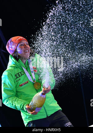 Hochfilzen in Austria. 15 Feb, 2017. Il tedesco campione del mondo Laura Dahlmeier celebra dopo la concorrenza nel 15 chilometro donne singoli evento al Campionato mondiale di Biathlon Hochfilzen in Austria, 15 febbraio 2017. Foto: Martin Schutt/dpa-Zentralbild/dpa/Alamy Live News Foto Stock