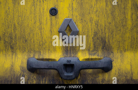 Il logo del costruttore di automobili Renault visto sullo sporco un portellone posteriore di un veicolo giallo a Berlino, Germania, 06 febbraio 2017. Foto: Lino Mirgeler/dpa Foto Stock