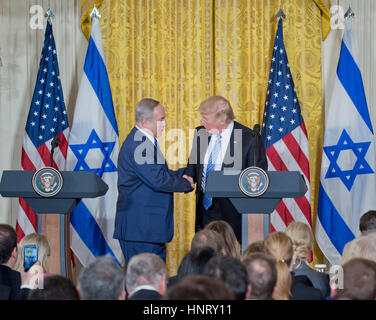 Washington DC, Stati Uniti d'America. Il 15 febbraio 2017. IsraeliPrime ministro Benjamin Netanyahu e il presidente Donald Trump J tenere una conferenza stampa congiunta nella Sala Est della Casa Bianca a Washington DC. Patsy Lynch/MediaPunch/Alamy Live News Foto Stock