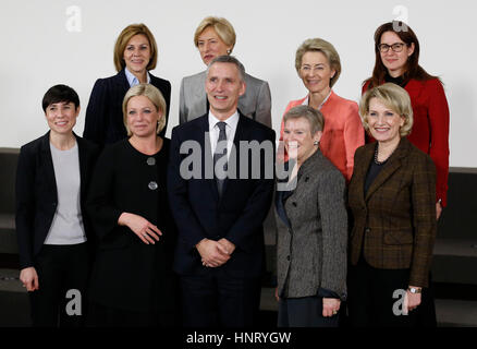 (170215) -- Bruxelles, Feb 15, 2017 (Xinhua) -- norvegese Ministro della difesa Ine Eriksen Soreide, olandese il Ministro della Difesa di Jeanine Hennis-Plasschaert, il Segretario generale della NATO Jens Stoltenberg, nato il Vice Segretario Generale Rose Gottemoeller albanese e il ministro della Difesa di Mimi Kodheli (L-R, anteriore), il ministro della Difesa spagnolo Maria Dolores de Cospedal, ministro della Difesa italiano Roberta Pinotti, ministro tedesco della difesa, Ursula von der Leyen e la slovena al ministro della Difesa Andreja Katic (L-R, posteriore) posano per una foto durante un ministri della difesa della NATO riuniti presso la sua sede a Bruxelles in Belgio, nel febbraio Foto Stock