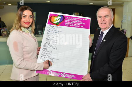 Armagh City, Regno Unito. Il 15 febbraio 2017. Foyle Sinn Féin dei candidati alle elezioni Eliseo McCallion e Raymond McCartney durante il lancio di partito Manifesto in Armagh City prima delle elezioni di marzo. Credito: Mark inverno/Alamy Live News Foto Stock