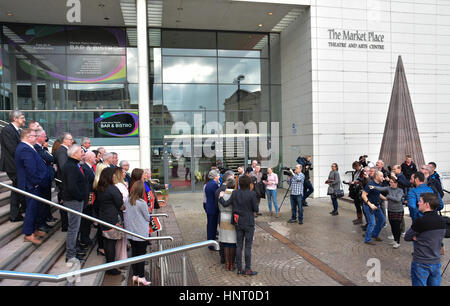 Armagh City, Regno Unito. Il 15 febbraio 2017. Sinn Féin party dei candidati alle elezioni durante il 2017 il Manifesto di lancio in Armagh City. Credito: Mark inverno/Alamy Live News Foto Stock