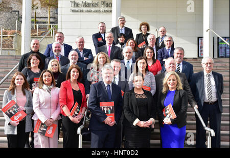 Armagh City, Regno Unito. Il 15 febbraio 2017. Sinn Féin party dei candidati alle elezioni durante il 2017 il Manifesto di lancio in Armagh City. Credito: Mark inverno/Alamy Live News Foto Stock