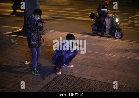 Fuzh, Fuzh, Cina. 8 febbraio, 2017. Fuzhou, Cina-Febbraio 8 2017: (solo uso editoriale. Cina OUT) .i bambini cercano di spaventare i passanti con pistole giocattolo in strada di Fuzhou, a sud-est della Cina di provincia del Fujian, 8 febbraio 2017. Credito: SIPA Asia/ZUMA filo/Alamy Live News Foto Stock