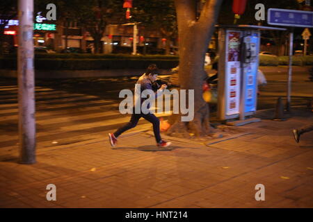 Fuzh, Fuzh, Cina. 8 febbraio, 2017. Fuzhou, Cina-Febbraio 8 2017: (solo uso editoriale. Cina OUT) .i bambini cercano di spaventare i passanti con pistole giocattolo in strada di Fuzhou, a sud-est della Cina di provincia del Fujian, 8 febbraio 2017. Credito: SIPA Asia/ZUMA filo/Alamy Live News Foto Stock