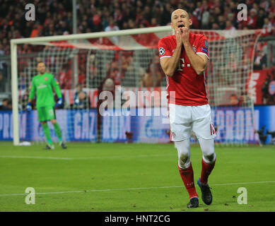 Monaco di Baviera, Germania. 15 Feb, 2017. Del Bayern Monaco Arjen Robben reagisce durante la prima gamba partita del round di 16 della European Champions League tra il Bayern Monaco e Arsenal a Monaco di Baviera, Germania, il 15 febbraio, 2017. Il Bayern Monaco ha vinto 5-1. Credito: Philippe Ruiz/Xinhua/Alamy Live News Foto Stock