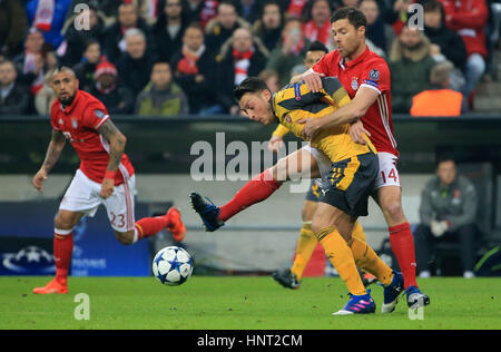 Monaco di Baviera, Germania. 15 Feb, 2017. Dell'Arsenal Mesut Oezil (L, anteriore) vies con il Bayern Monaco di Baviera Xabi Alonso (R) anteriore durante la prima gamba partita del round di 16 della European Champions League tra il Bayern Monaco e Arsenal a Monaco di Baviera, Germania, il 15 febbraio, 2017. Il Bayern Monaco ha vinto 5-1. Credito: Philippe Ruiz/Xinhua/Alamy Live News Foto Stock