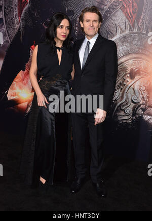 Los Angeles, California, USA. Il 15 febbraio 2017. Willem Dafoe e moglie Giada Colagrande 086 arrivando alla Grande Muraglia Premiere al Chinese Theatre di Los Angeles. Il 15 febbraio 2017. Credito: Tsuni / USA/Alamy Live News Foto Stock