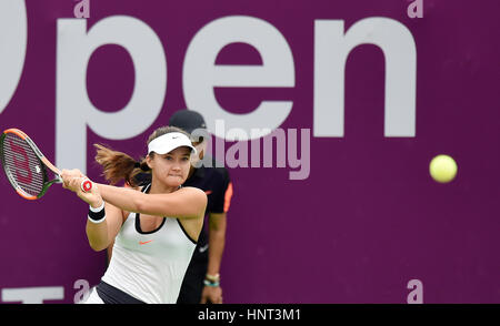 Doha in Qatar. Xvi Feb, 2017. Lauren Davis degli Stati Uniti restituisce la sfera durante il singolare femminile 2° round match contro Elena Vesnina della Russia a WTA Qatar Open 2017 Al Khalifa International Tennis Complex di Doha, Qatar, Feb 16, 2017. Credito: Nikku/Xinhua/Alamy Live News Foto Stock