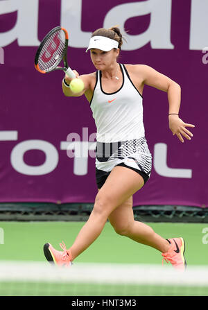 Doha in Qatar. Xvi Feb, 2017. Lauren Davis degli Stati Uniti restituisce la sfera durante il singolare femminile 2° round match contro Elena Vesnina della Russia a WTA Qatar Open 2017 Al Khalifa International Tennis Complex di Doha, Qatar, Feb 16, 2017. Credito: Nikku/Xinhua/Alamy Live News Foto Stock