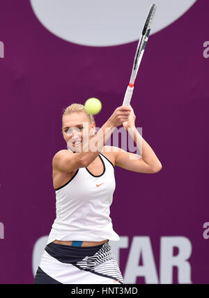 Doha in Qatar. Xvi Feb, 2017. Elena Vesnina della Russia restituisce la sfera durante il singolare femminile 2° round match contro Lauren Davis degli Stati Uniti a WTA Qatar Open 2017 Al Khalifa International Tennis Complex di Doha, Qatar, Feb 16, 2017. Credito: Nikku/Xinhua/Alamy Live News Foto Stock