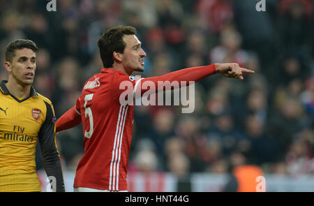 Monaco di Baviera, Germania. 15 Feb, 2017. Monaco di Baviera Mats Hummels gesticulates durante la prima tappa del Champions League round di 16 il tirante tra il Bayern Monaco e Arsenal FC in stadio Allianz Arena di Monaco di Baviera, Germania, il 15 febbraio 2017. Foto: Andreas Gebert/dpa/Alamy Live News Foto Stock