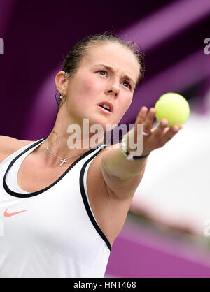 Doha in Qatar. Xvi Feb, 2017. Daria Kasatkina della Russia serve durante la singolare femminile 2° round match contro Angelique Kerber di Germania al WTA Qatar Open 2017 Al Khalifa International Tennis Complex di Doha, Qatar, Feb 16, 2017. Credito: Nikku/Xinhua/Alamy Live News Foto Stock