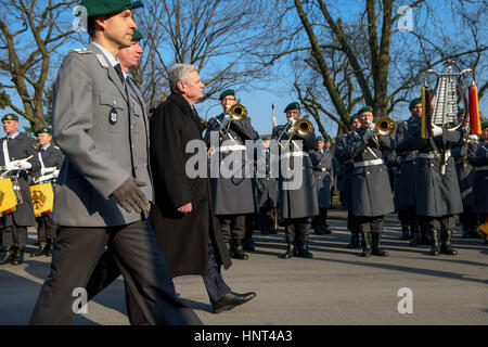 Berlino, Germania. Xvi Feb, 2017. La testa del corpo musicale di Reinhard Kiauka (L-R), il comandante del battaglione di guardia Patrick Bernardy, e quello uscente Presidente tedesco Joachim Gauck in Julius Leber ha caserme in Berlino, Germania, 16 febbraio 2017. Foto: Gregor Fischer/dpa/Alamy Live News Foto Stock