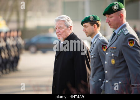 Berlino, Germania. Xvi Feb, 2017. In uscita il presidente tedesco Joachim Gauck (L-R), il direttore del corpo musicale di Reinhard Kiauka, e il comandante del battaglione guardie Patrick Bernardy durante un tour di addio del Julius Leber ha caserme in Berlino, Germania, 16 febbraio 2017. Foto: Gregor Fischer/dpa/Alamy Live News Foto Stock