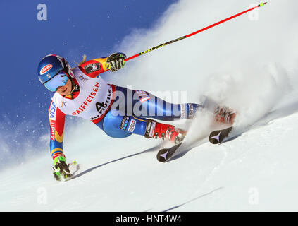 San Moritz, Svizzera. Xvi Feb, 2017. Atleta americana Mikaela Shiffrin in azione a Mondiali di sci alpino a San Moritz, Svizzera, 16 febbraio 2017. Foto: Michael Kappeler/dpa/Alamy Live News Foto Stock